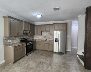 617 E 39th Street - Photo Thumbnail 5