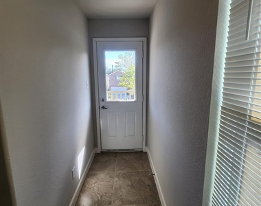 617 E 39th Street - Photo Thumbnail 18