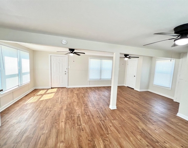 1106 Gulfview Lane - Photo Thumbnail 3