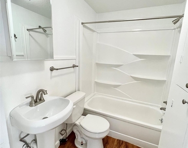 1106 Gulfview Lane - Photo Thumbnail 5
