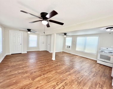 1106 Gulfview Lane - Photo Thumbnail 1
