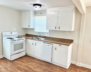 1106 Gulfview Lane - Photo Thumbnail 4
