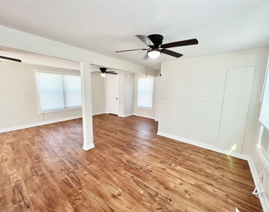 1106 Gulfview Lane - Photo Thumbnail 2