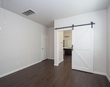 8311 Bay Oaks Drive - Photo Thumbnail 6