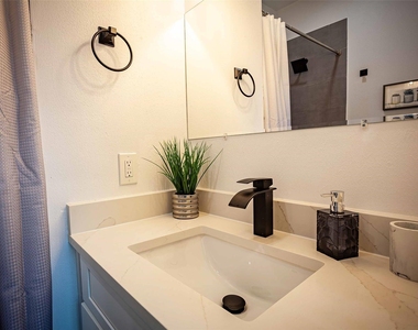 1613 Hickory Street - Photo Thumbnail 23