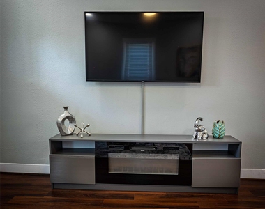 1613 Hickory Street - Photo Thumbnail 8