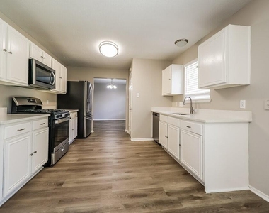 18450 Hollow Oaks Circle - Photo Thumbnail 5