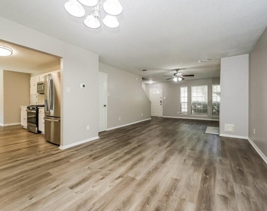 18450 Hollow Oaks Circle - Photo Thumbnail 2