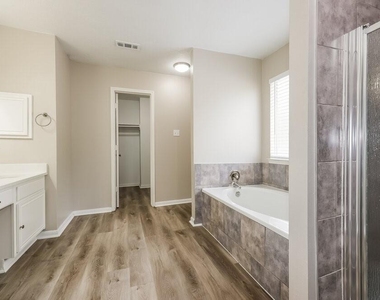 18450 Hollow Oaks Circle - Photo Thumbnail 8