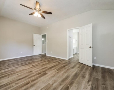 18450 Hollow Oaks Circle - Photo Thumbnail 7