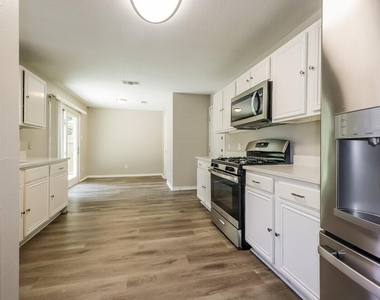 18450 Hollow Oaks Circle - Photo Thumbnail 4