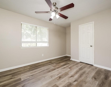 18450 Hollow Oaks Circle - Photo Thumbnail 11
