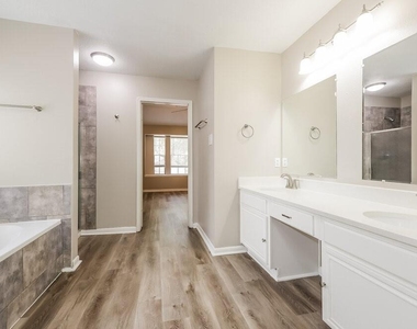 18450 Hollow Oaks Circle - Photo Thumbnail 9