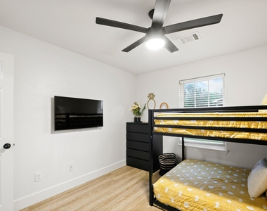 1504 W 43rd Street - Photo Thumbnail 16