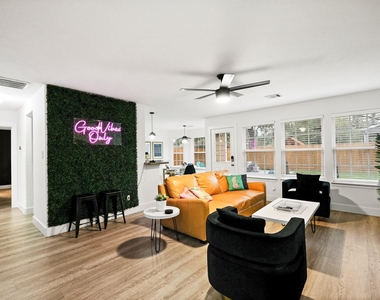 1504 W 43rd Street - Photo Thumbnail 2