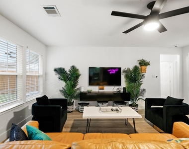 1504 W 43rd Street - Photo Thumbnail 4