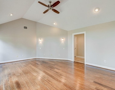 10045 Valley Drive S - Photo Thumbnail 21