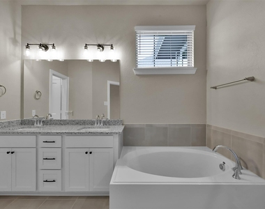 543 Longleaf Pine Drive - Photo Thumbnail 10