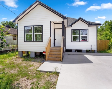 3220 Josephine Street - Photo Thumbnail 2