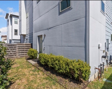 2911 Blodgett Street - Photo Thumbnail 17