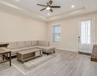 209 E Avenue B - Photo Thumbnail 4