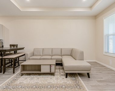 209 E Avenue B - Photo Thumbnail 5
