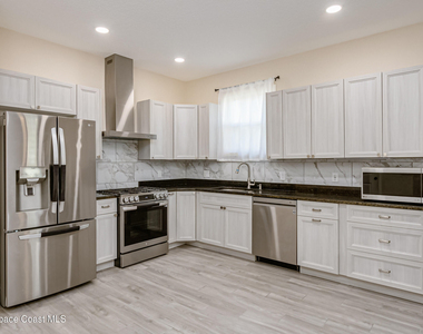 209 E Avenue B - Photo Thumbnail 13