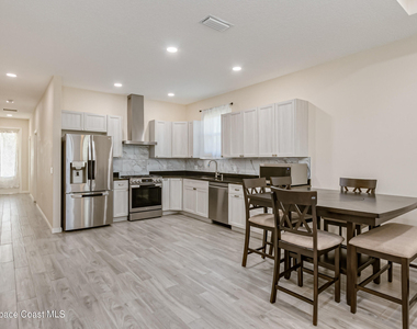 209 E Avenue B - Photo Thumbnail 12