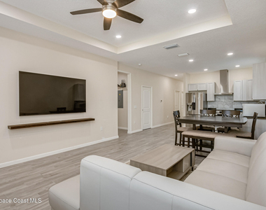 209 E Avenue B - Photo Thumbnail 8