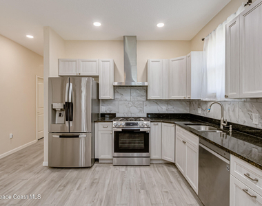209 E Avenue B - Photo Thumbnail 14