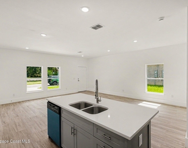 15 Travis Street - Photo Thumbnail 8