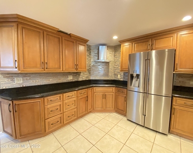 288 Coral Way W - Photo Thumbnail 11