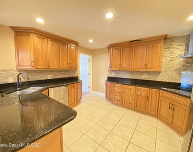 288 Coral Way W - Photo Thumbnail 9