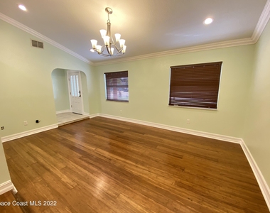 288 Coral Way W - Photo Thumbnail 2