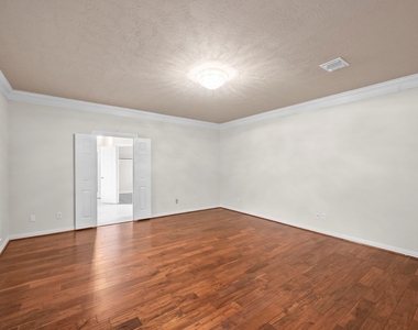 5526 Darschelle Drive - Photo Thumbnail 20