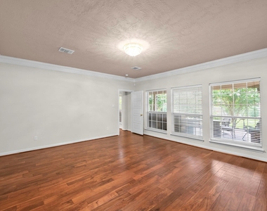5526 Darschelle Drive - Photo Thumbnail 21