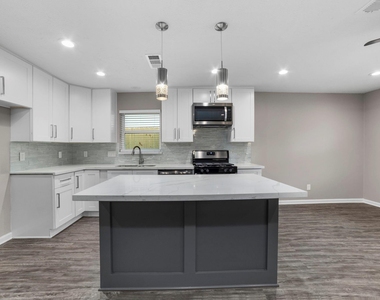 160 W Whitney Street - Photo Thumbnail 8