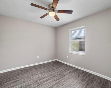 160 W Whitney Street - Photo Thumbnail 15