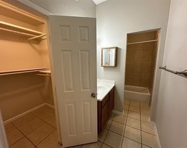 406 Hawthorne St Street - Photo Thumbnail 12