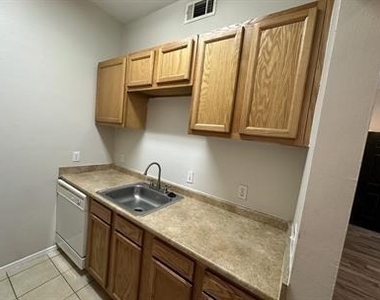 406 Hawthorne St Street - Photo Thumbnail 4