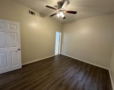 406 Hawthorne St Street - Photo Thumbnail 10
