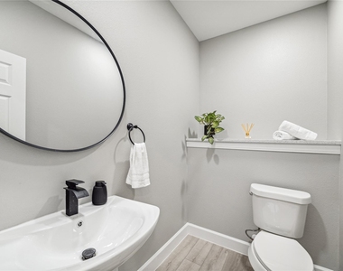 982 Randolph Street - Photo Thumbnail 6