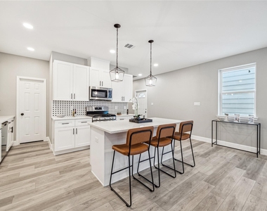 982 Randolph Street - Photo Thumbnail 2