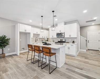 982 Randolph Street - Photo Thumbnail 4