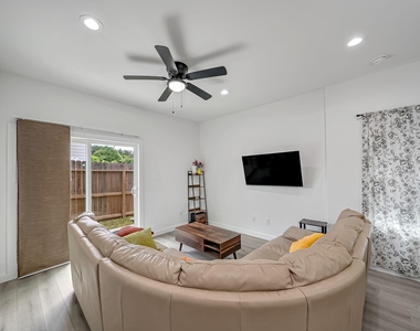 4011 King Street - Photo Thumbnail 7