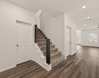 6107 Ginevra Summers Drive - Photo Thumbnail 7