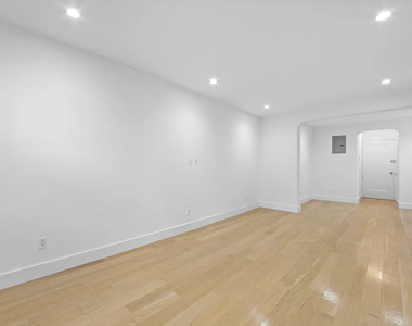 213 East 37th Street - Photo Thumbnail 2