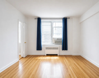 East 58th Street - Photo Thumbnail 3