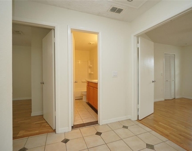 7605 Glades Court - Photo Thumbnail 3