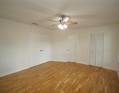 7605 Glades Court - Photo Thumbnail 10